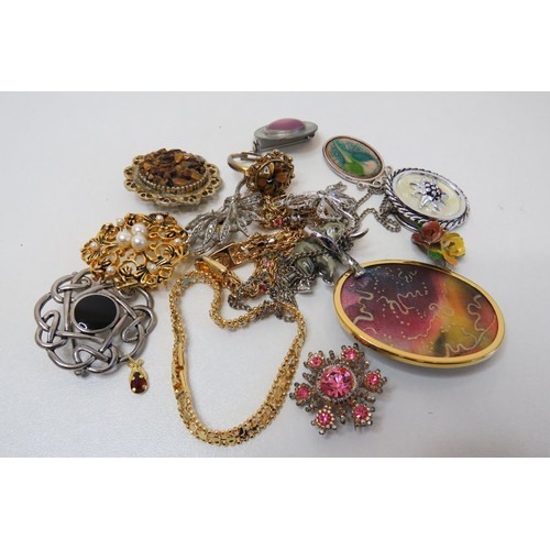 47 - Costume jewellery, brooches, rings, scarf ring etc.