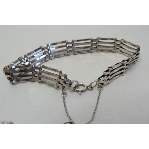 57 - Two silver bracelets.
Weight 15.4g.