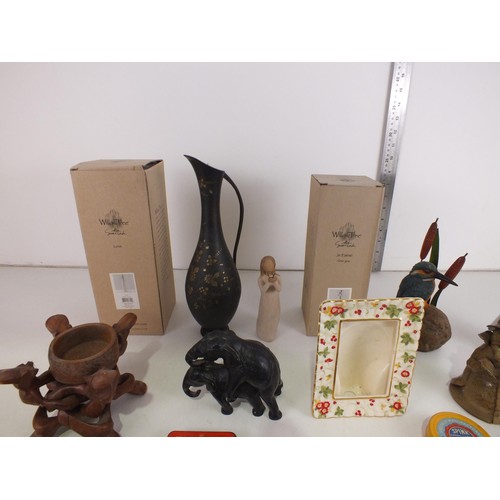 359 - Selection of various ornaments to include magnifying glass, boxed willow tree, king fisher, regal cl... 