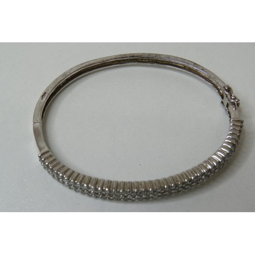 231 - Silver bangle.