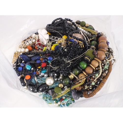 290 - 10kg bag of costume jewellery.