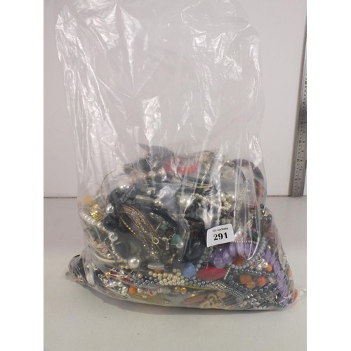 291 - 10kg bag of costume jewellery.