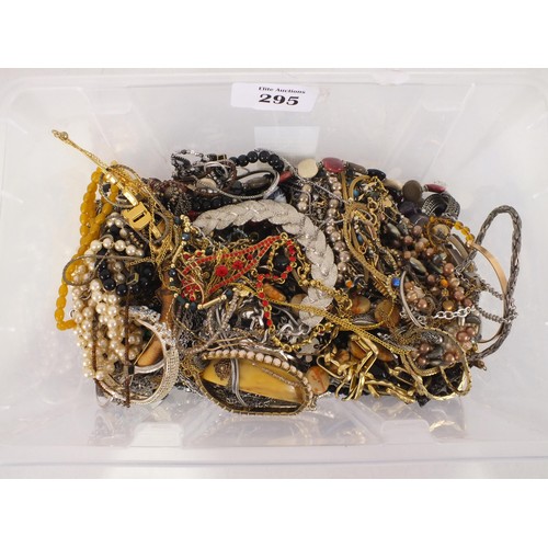 295 - 3kg of costume jewellery to include vintage and quality wearable pieces.