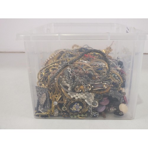 295 - 3kg of costume jewellery to include vintage and quality wearable pieces.