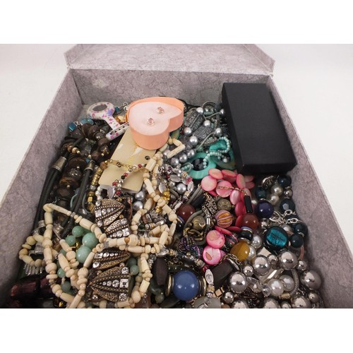 102 - Box of Jewellery