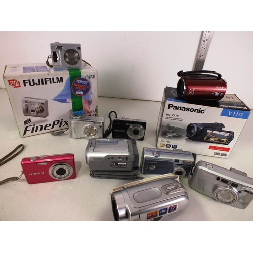 89 - Job lot of camera's and video camera's to include Boxed Fujifilm, Kodak etc.