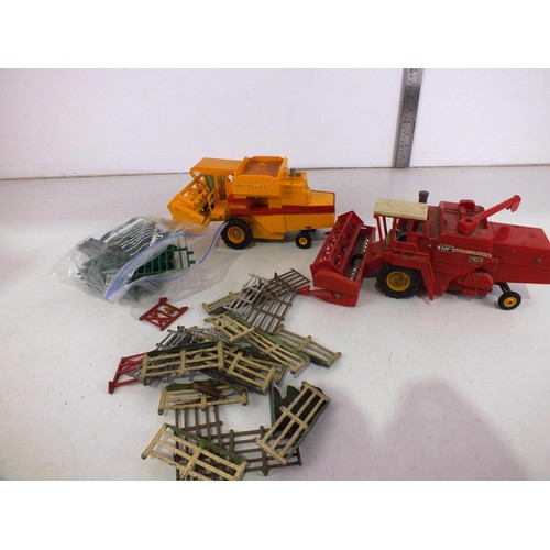 270 - Britains 1982 Combine Harvester New Holland, Britains 1978 Massey Ferguson and Britains lead fencing... 