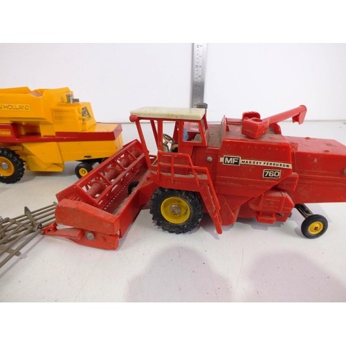 270 - Britains 1982 Combine Harvester New Holland, Britains 1978 Massey Ferguson and Britains lead fencing... 