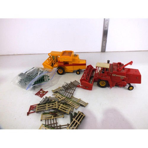 270 - Britains 1982 Combine Harvester New Holland, Britains 1978 Massey Ferguson and Britains lead fencing... 