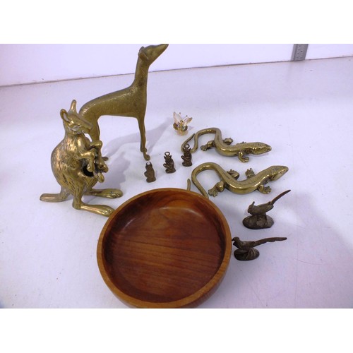 276 - Brass ornaments includes Greyhound dog, Kangaroo and a pair of lizards.