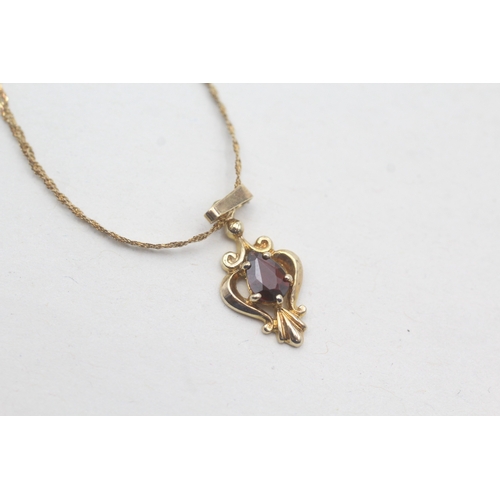 485 - 9ct gold and garnet pendant on chain (2.1g)