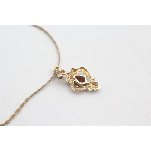 485 - 9ct gold and garnet pendant on chain (2.1g)