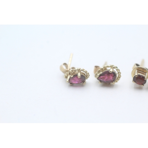 493 - Two pairs of 9ct gold and garnet stud earrings (2g)