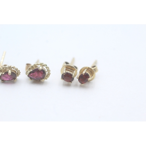 493 - Two pairs of 9ct gold and garnet stud earrings (2g)