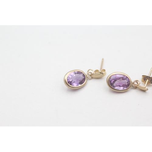 499 - Two pairs of 9ct gold amethyst drop earrings (1.6g)