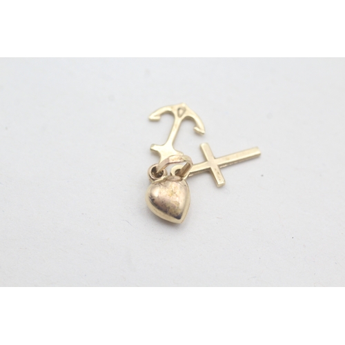 502 - 14ct gold love, faith & charity charm (0.9g)