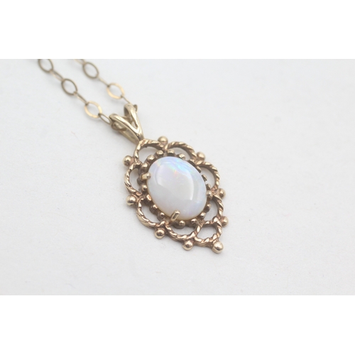 505 - 9ct gold and opal pendant on chain (3.2g)