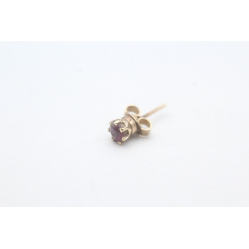 523 - 9ct gold ruby stud earrings (0.9g)