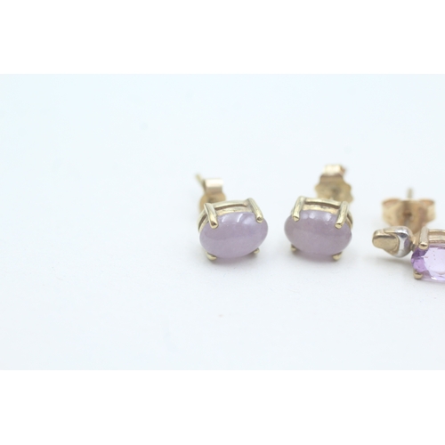 531 - Two pairs of 9ct gold amethyst & jade stud earrings (2.3g)