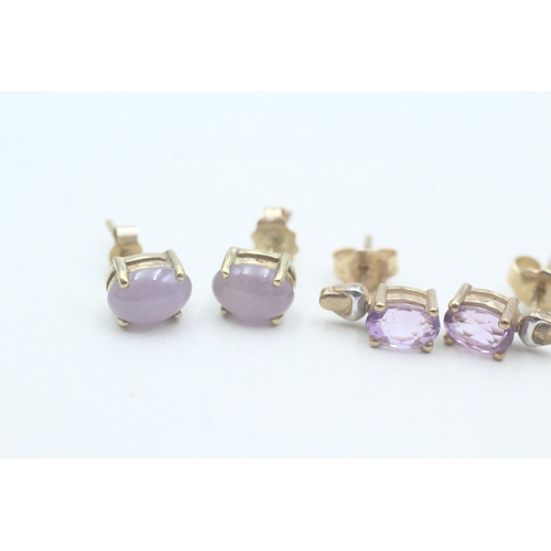 531 - Two pairs of 9ct gold amethyst & jade stud earrings (2.3g)