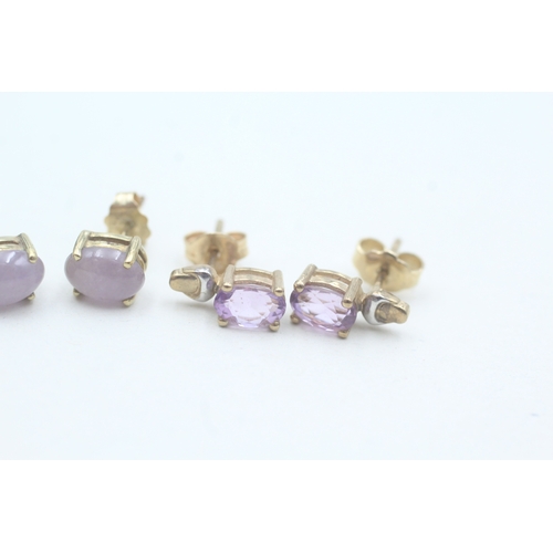 531 - Two pairs of 9ct gold amethyst & jade stud earrings (2.3g)