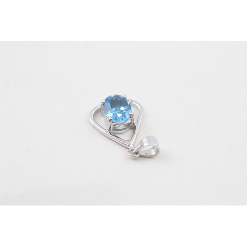 537 - 14ct white gold oval cut blue topaz set pendant (1.7g)