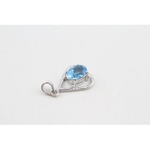 537 - 14ct white gold oval cut blue topaz set pendant (1.7g)