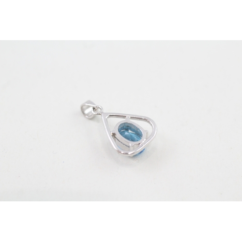 537 - 14ct white gold oval cut blue topaz set pendant (1.7g)