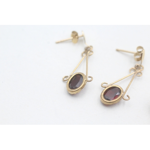 546 - Two pairs of 9ct gold and garnet stud earrings (2.8g)