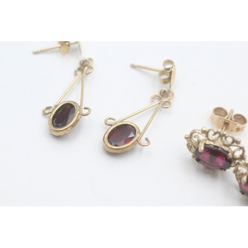 546 - Two pairs of 9ct gold and garnet stud earrings (2.8g)