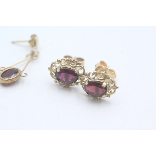 546 - Two pairs of 9ct gold and garnet stud earrings (2.8g)