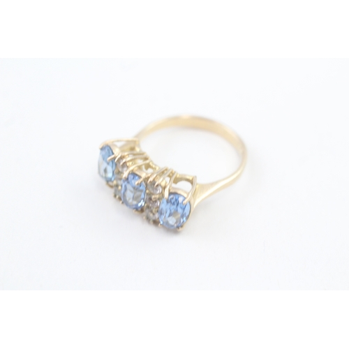 558 - 9ct gold oval cut blue & white gemstone dress ring (3.8g) size O.