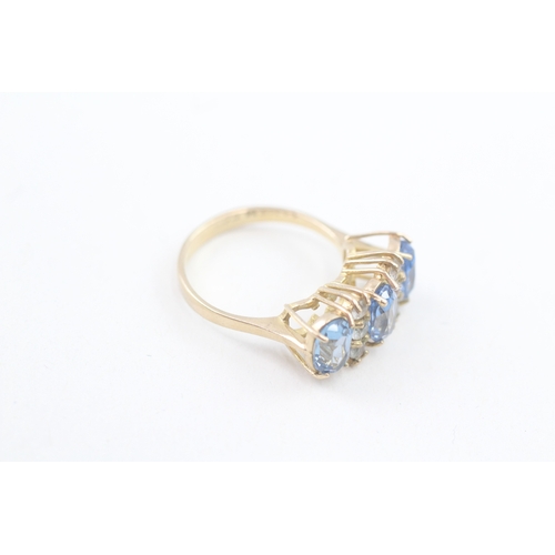 558 - 9ct gold oval cut blue & white gemstone dress ring (3.8g) size O.