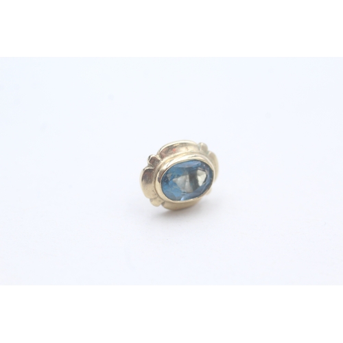 561 - 9ct gold and topaz stud earrings (2.5g)