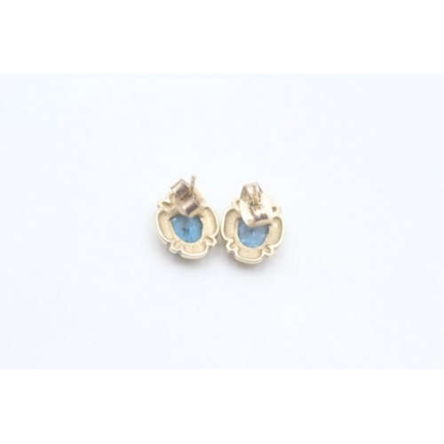 561 - 9ct gold and topaz stud earrings (2.5g)