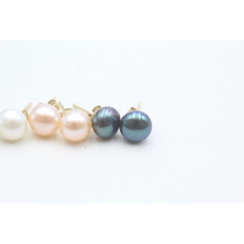 572 - Three pairs of 9ct gold cultured pearl stud earrings (2.7g)