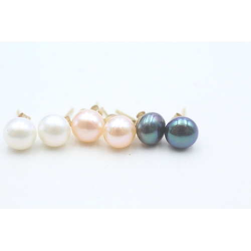 572 - Three pairs of 9ct gold cultured pearl stud earrings (2.7g)