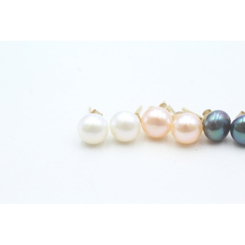 572 - Three pairs of 9ct gold cultured pearl stud earrings (2.7g)