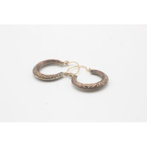 578 - A pair of 9ct gold patterned hoop earrings (1.5g)