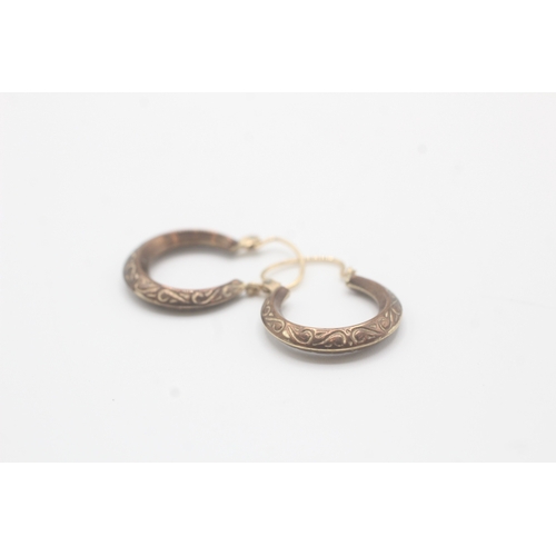 578 - A pair of 9ct gold patterned hoop earrings (1.5g)