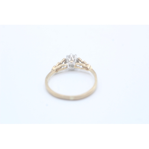 590 - 9ct gold vintage cubic zirconia solitaire ring with heart patterned shoulders (1.4g) size O.