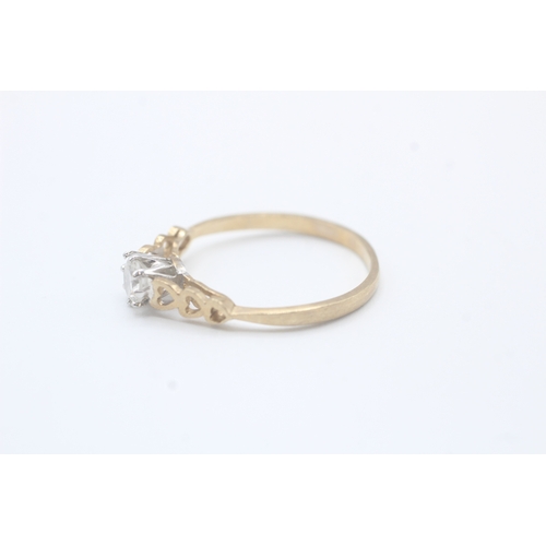 590 - 9ct gold vintage cubic zirconia solitaire ring with heart patterned shoulders (1.4g) size O.