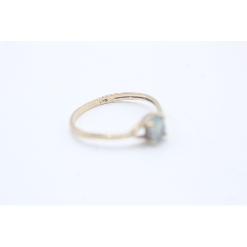 596 - 9ct gold oval cut blue paste ring (0.9g) size M.