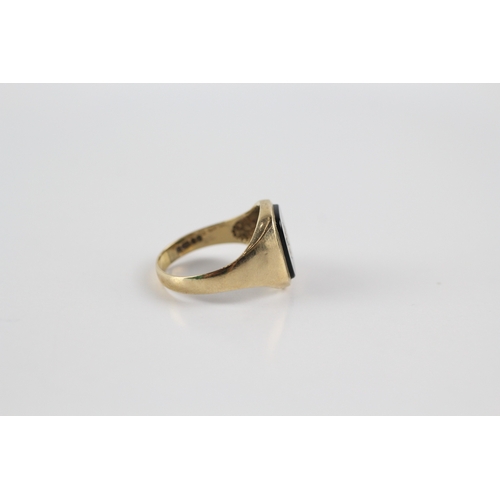 602 - 9ct gold onyx and paste signet ring (3g) Q 1/2