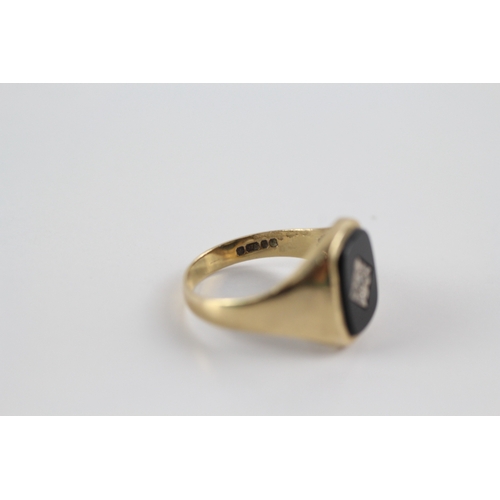 602 - 9ct gold onyx and paste signet ring (3g) Q 1/2