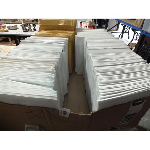 303 - Two hundred lightweight envelopes