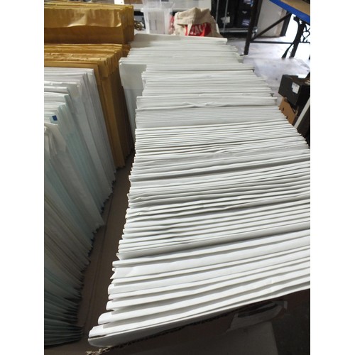 303 - Two hundred lightweight envelopes