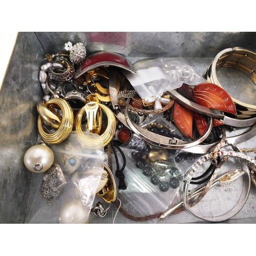 218 - Box of vintage costume jewellery.