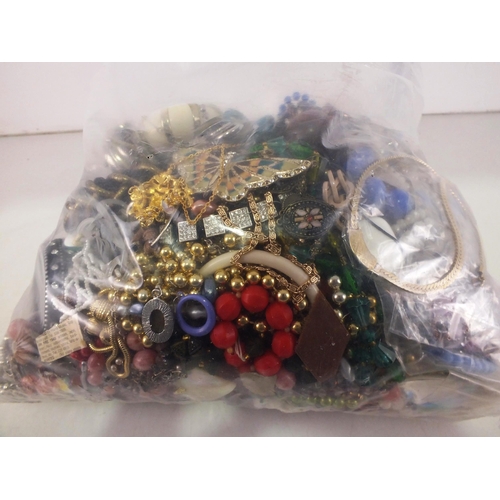 320 - 10kg costume jewellery