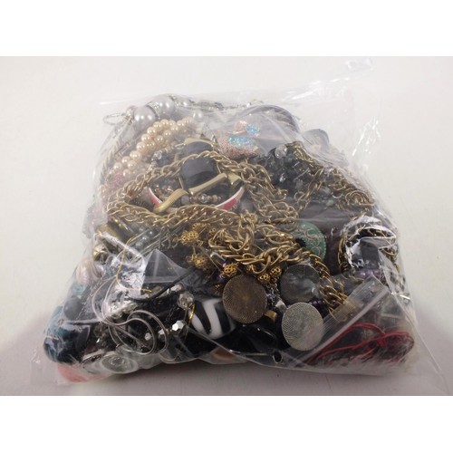 430 - 3kg bag of good quality vintage and modern jewellery.